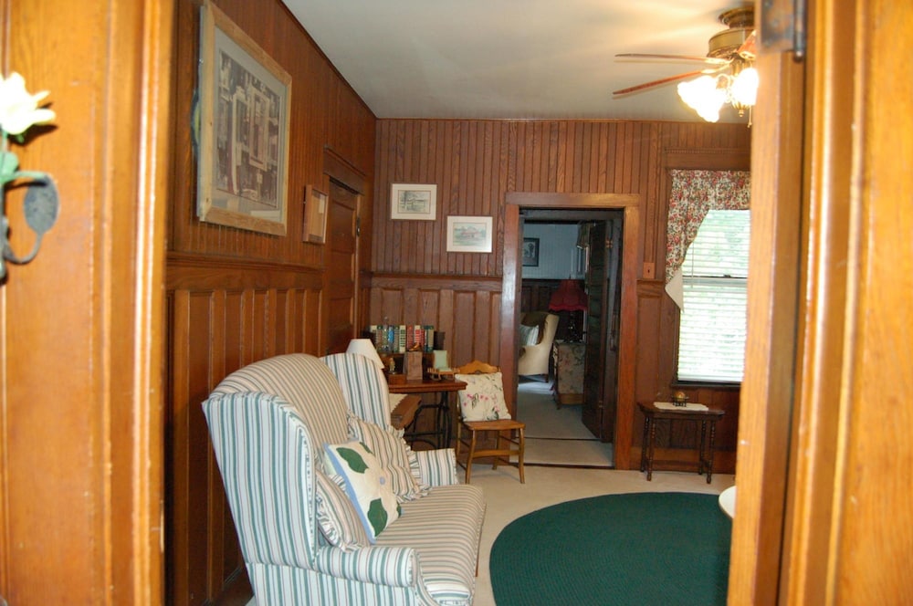 Superior Suite, 1 Queen Bed, Private Bathroom (Rambo) photo 3