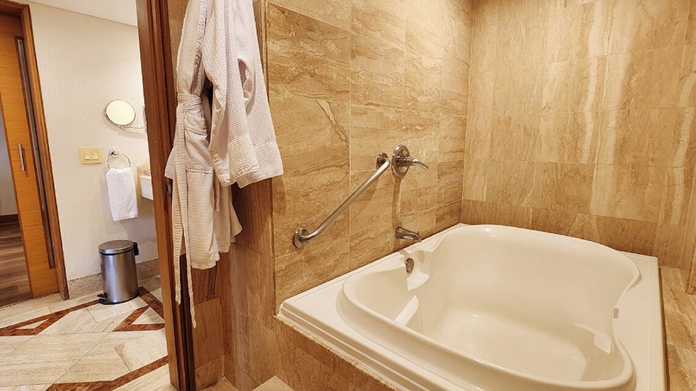 Business Suite, 1 Queen Bed with Sofa bed, Kitchen, City View - Photo 5