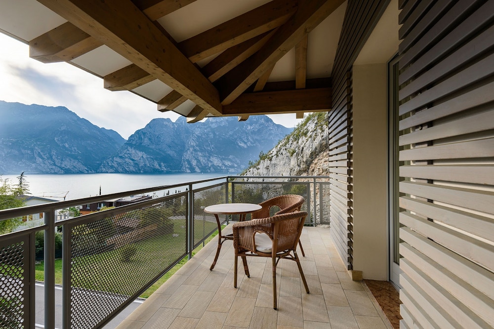 Superior Triple Room, Lake View photo 3