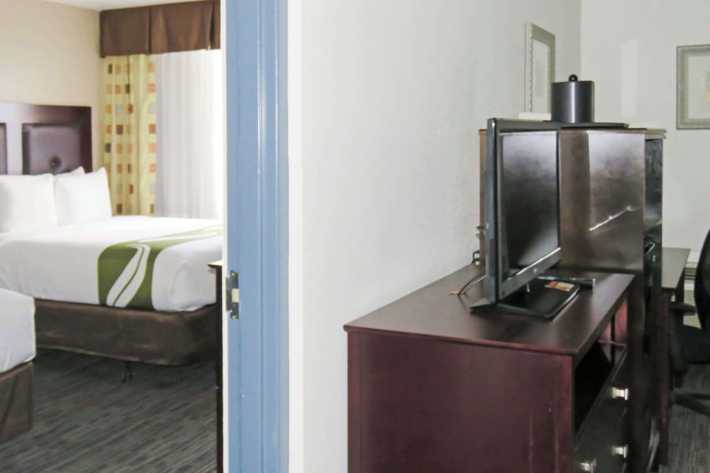 Suite, Multiple Beds, Non Smoking - Photo 6