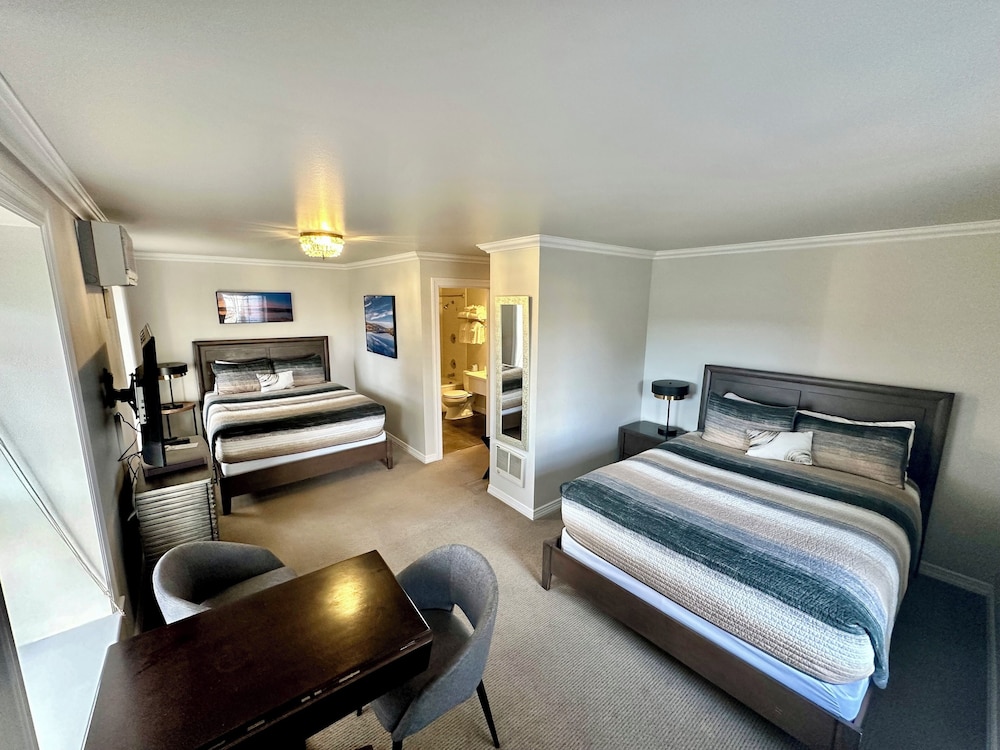 Classic Room, 2 Queen Beds, Corner