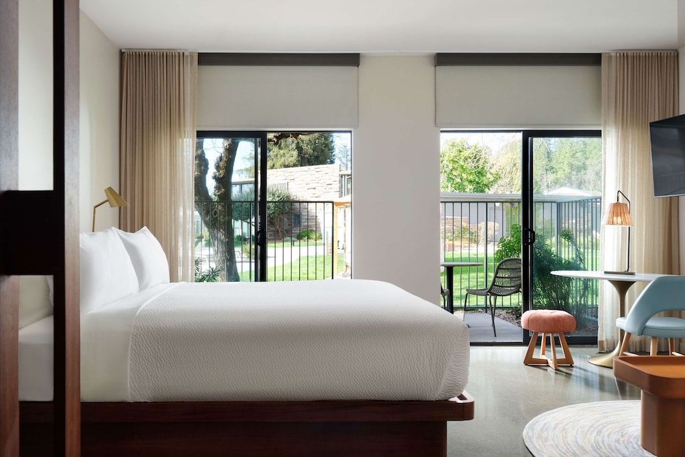 Room, 1 King Bed, Accessible, Bathtub (Pool View) - Photo 3