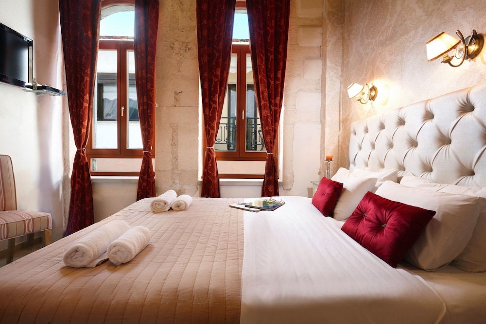 Romantic Double Room, 1 Queen Bed photo 2