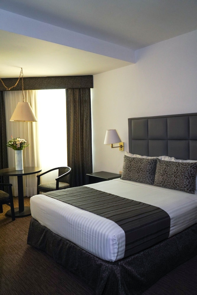 Premier Room, 1 Queen Bed photo 3