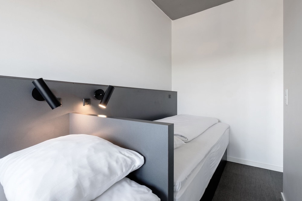 Family Room, 2 Twin Beds