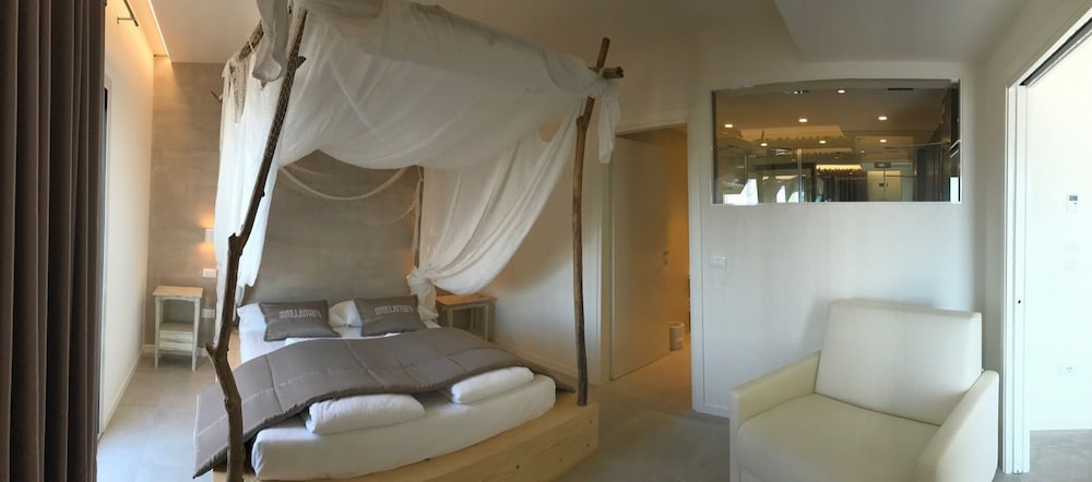 Royal Studio Suite, Jetted Tub photo 2
