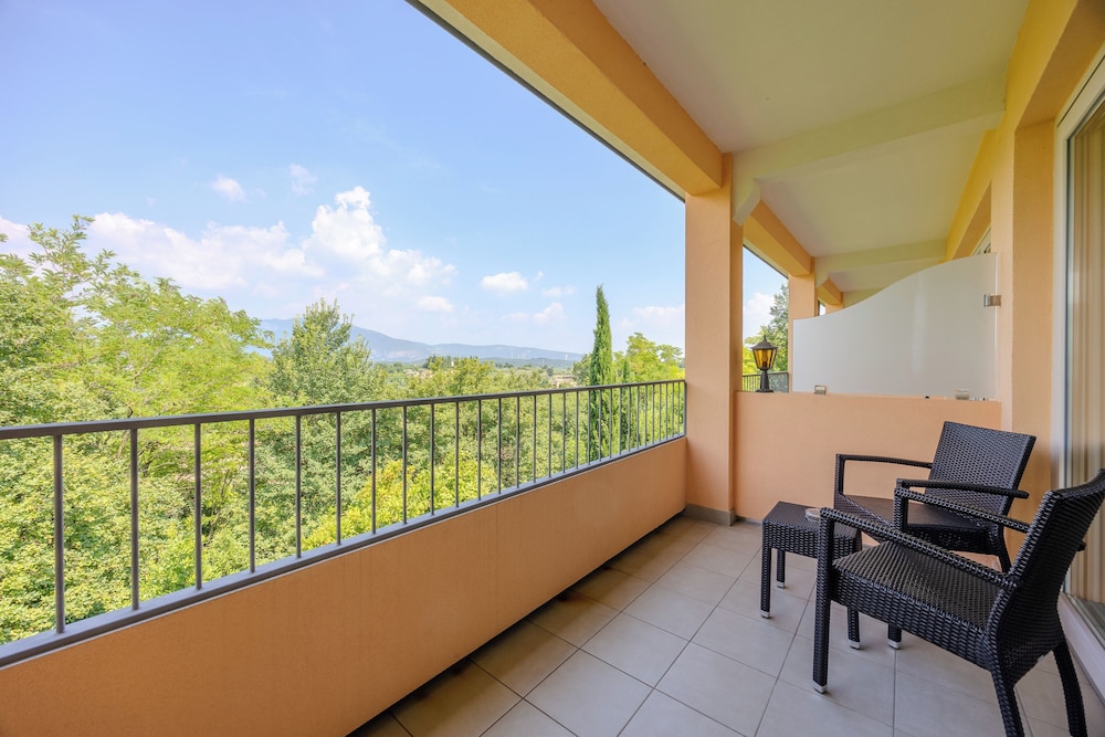 Classic Double Room, Hill View photo 3