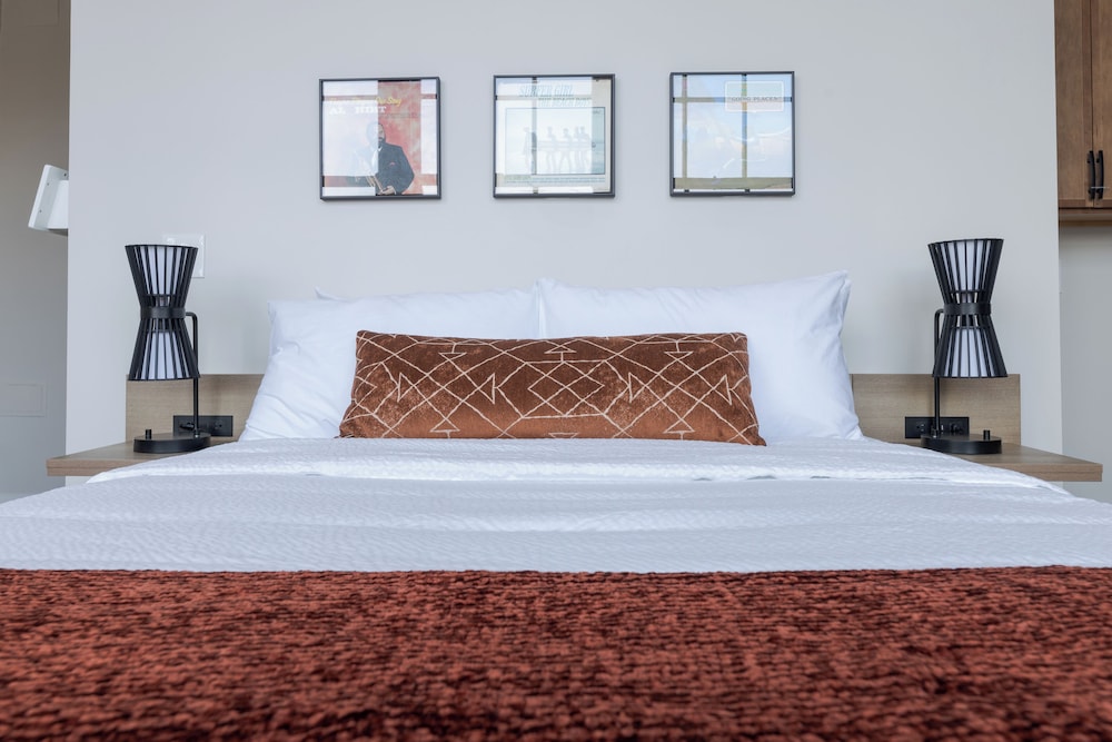 City Suite, 1 Queen Bed, Kitchen, City View (#M304) photo 1