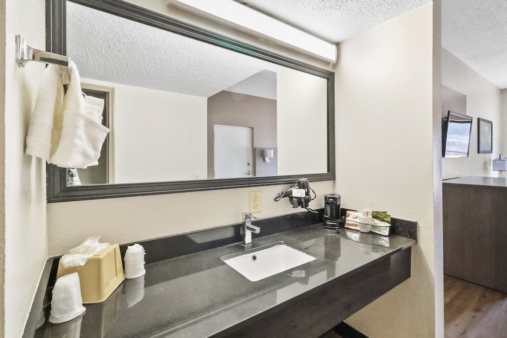 Suite, Non Smoking (2 king beds) - Photo 8