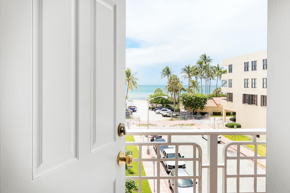 Premium Double Balcony - Photo 4
