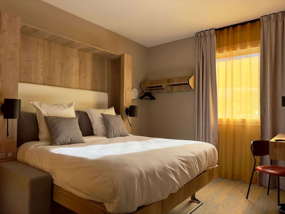Standard Room, 1 Queen Bed, Non Smoking - Photo 4