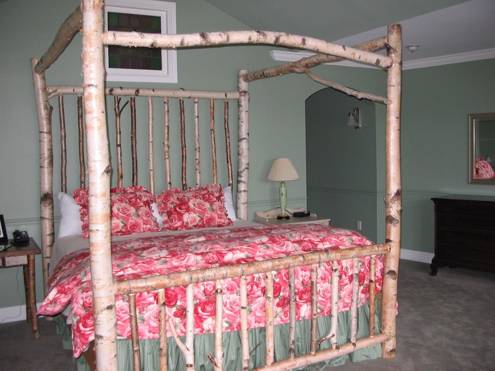 Superior Room, 1 King Bed, Jetted Tub, Lake View photo 3