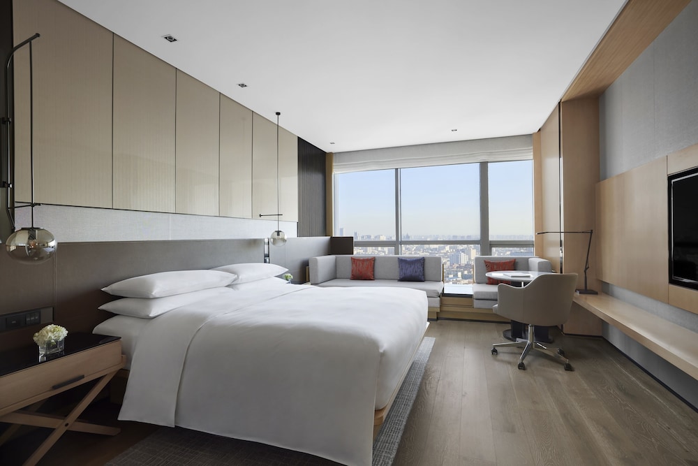 Deluxe Room, 1 King Bed, City View - Photo 3
