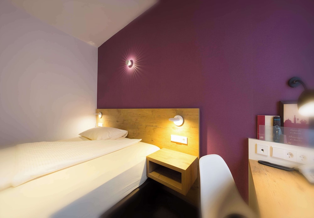 Standard Room, 1 Queen Bed - Photo 1