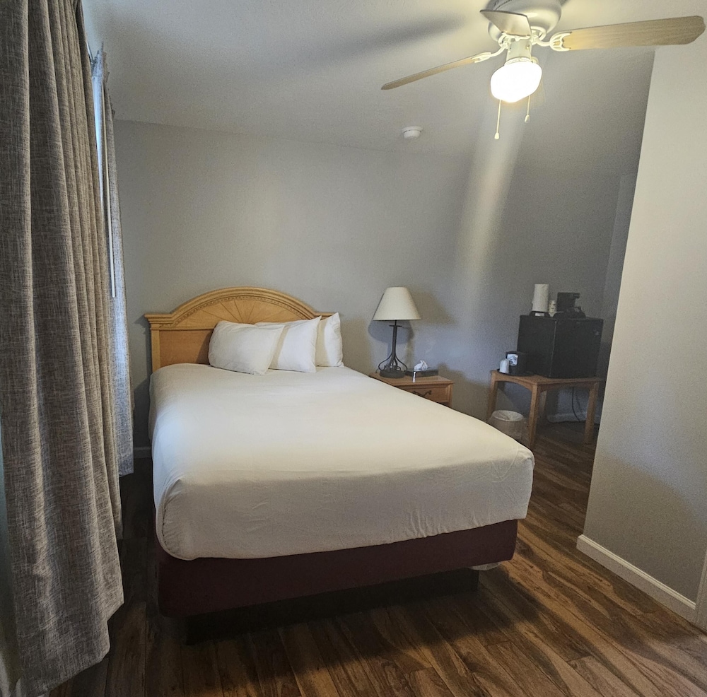 1 Queen Bed, Poolside