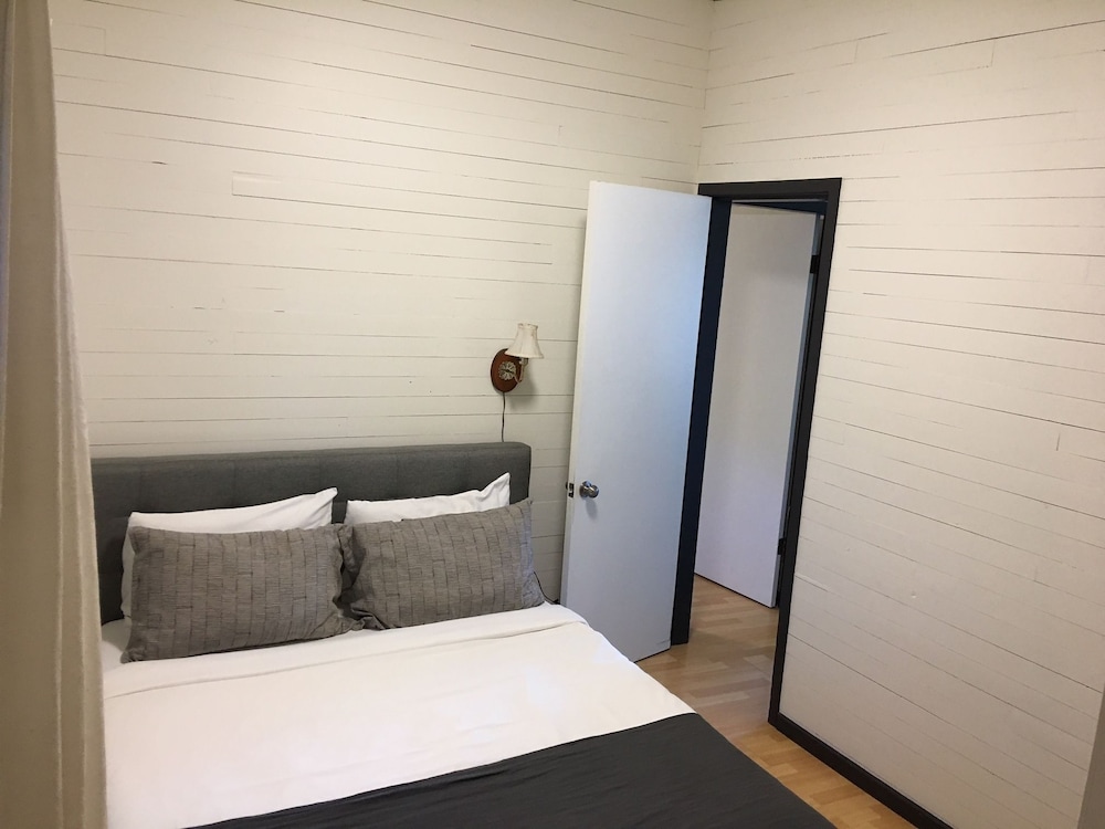 Classic Cabin, 2 Bedrooms, Fireplace, Beachfront