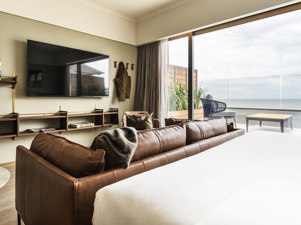 Deluxe Suite, 1 King Bed, Balcony, Sea View - Photo 5