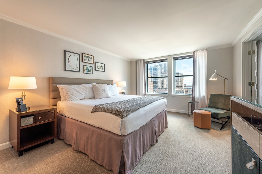 Suite, 1 King Bed - Photo 1