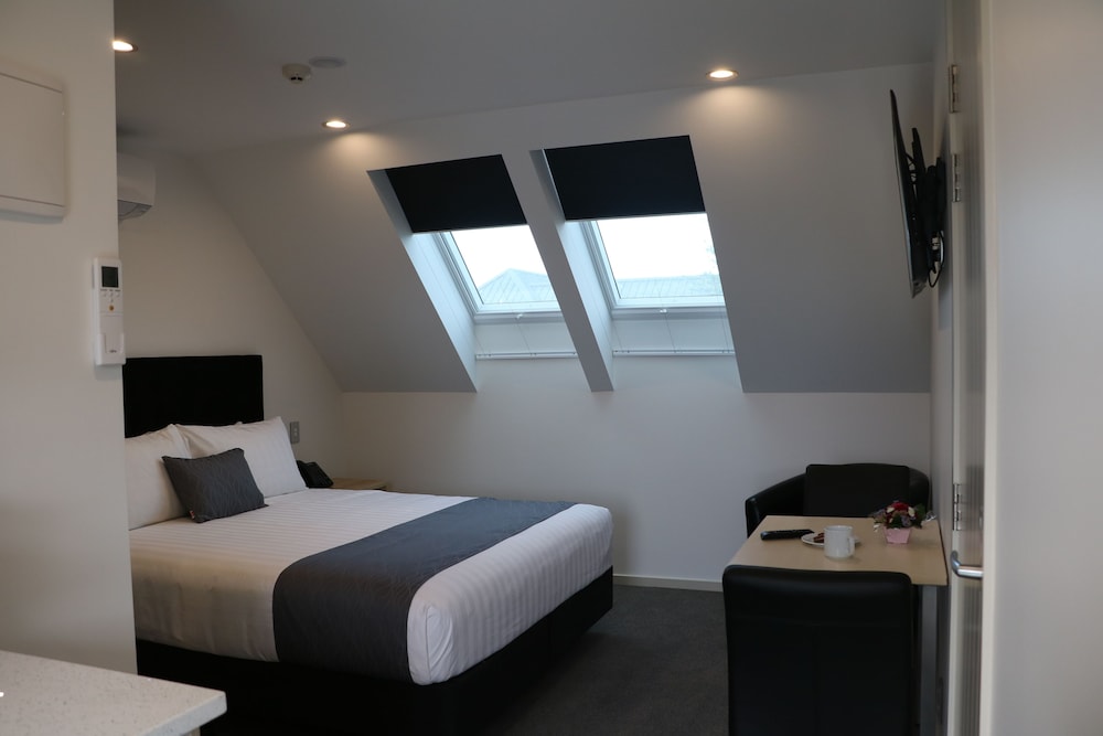 Business Studio, 1 King Bed, Refrigerator & Microwave