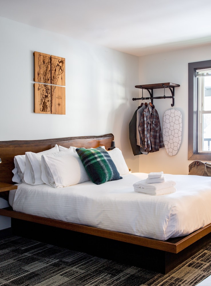 Deluxe Room, 1 King Bed, Balcony, Mountain View photo 2