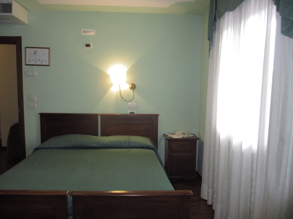 Classic Double Room Single Use, Private Bathroom photo 1