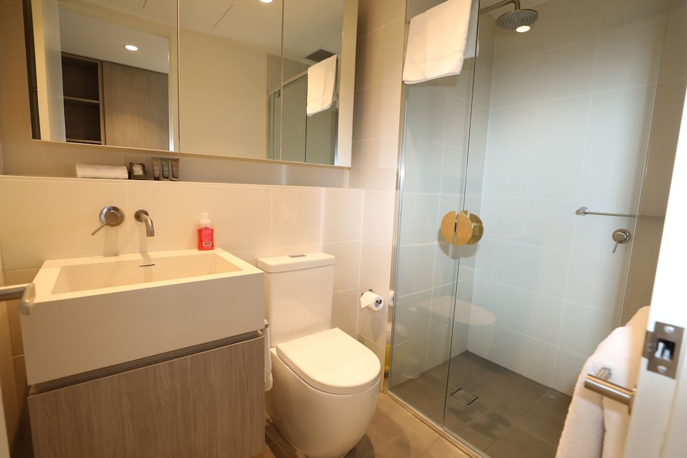 Two Bedroom Two Bathroom Apartment - Photo 3