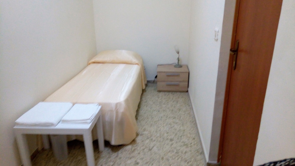 Single Room, Shared Bathroom photo 1