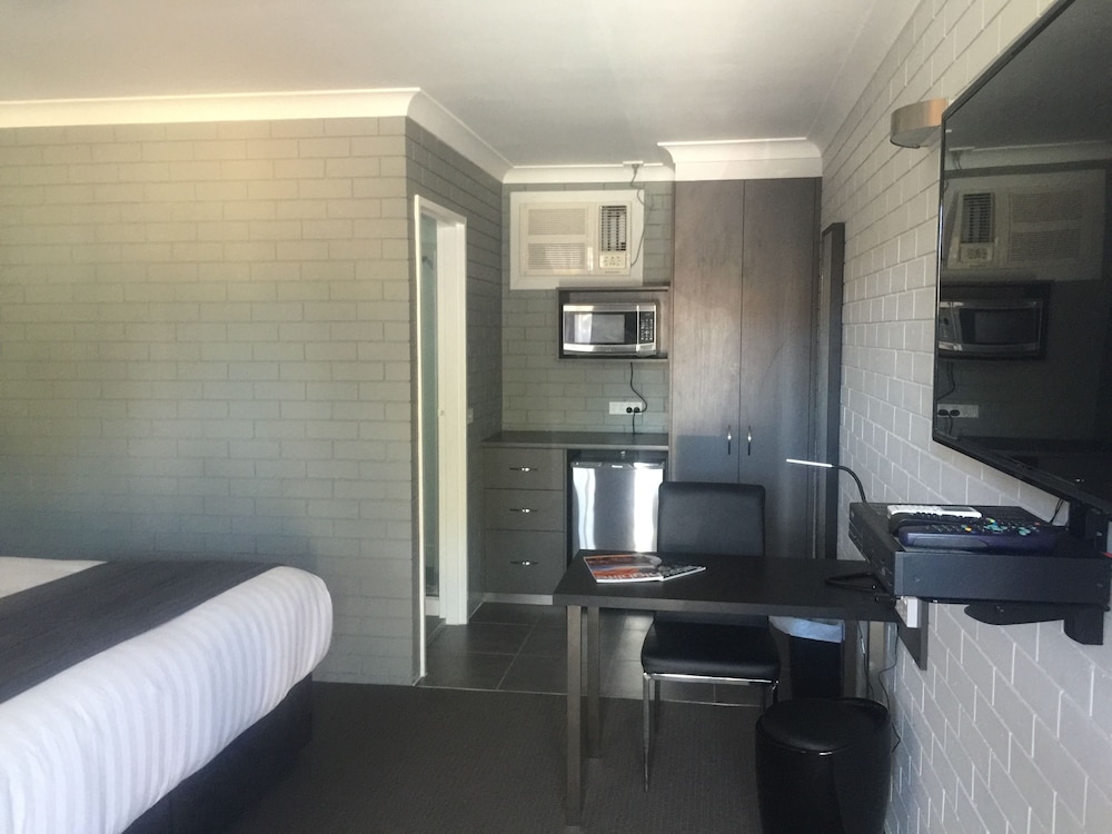 Executive Suite, 1 King Bed, Non Smoking, Kitchenette, photo 6
