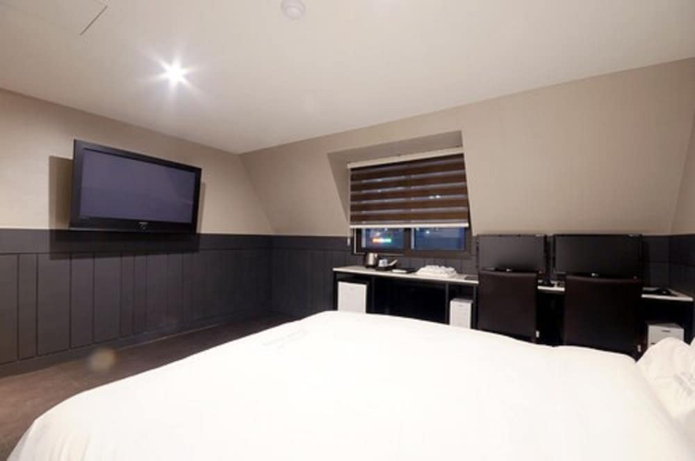 VIP Room - Pay at Property accept cash only photo 3