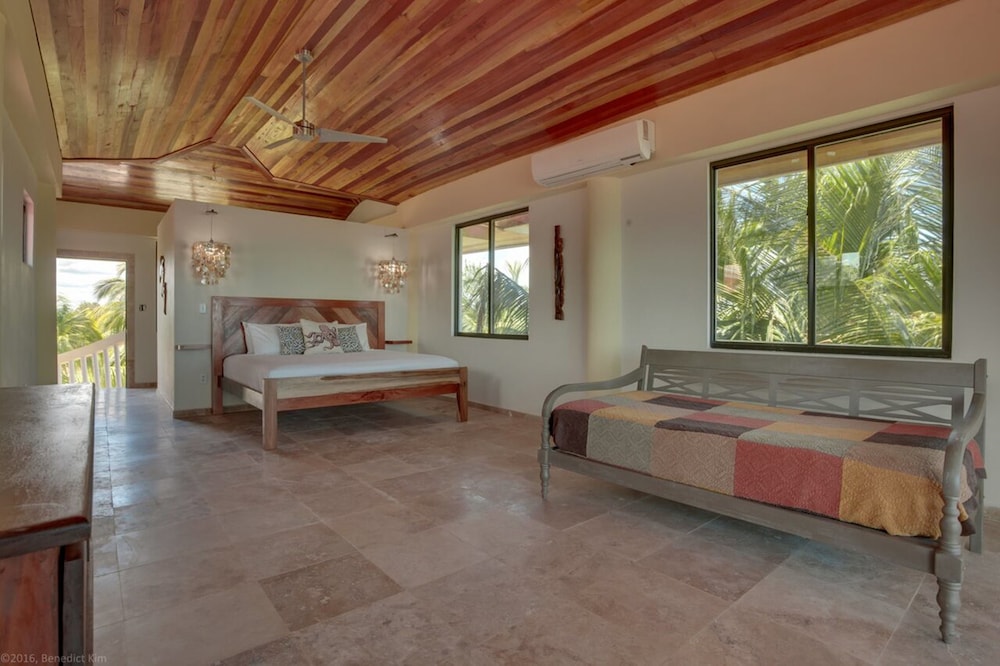 Luxury House, Multiple Bedrooms, Private Bathroom, Oceanfront photo 3