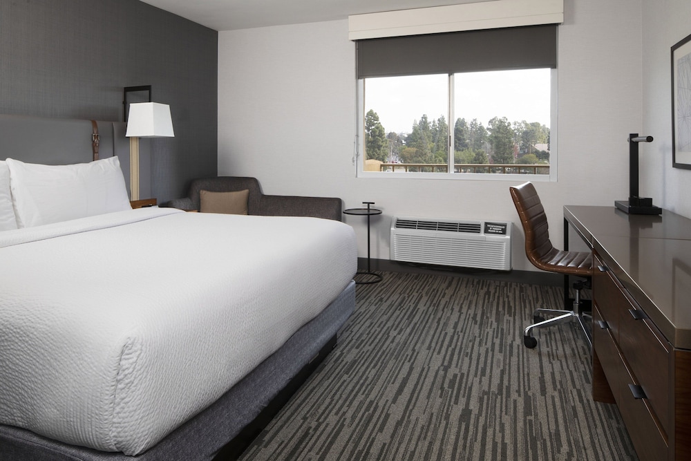 Deluxe Room, 2 Queen Beds (Mobility/Hearing Accessible, Tub)