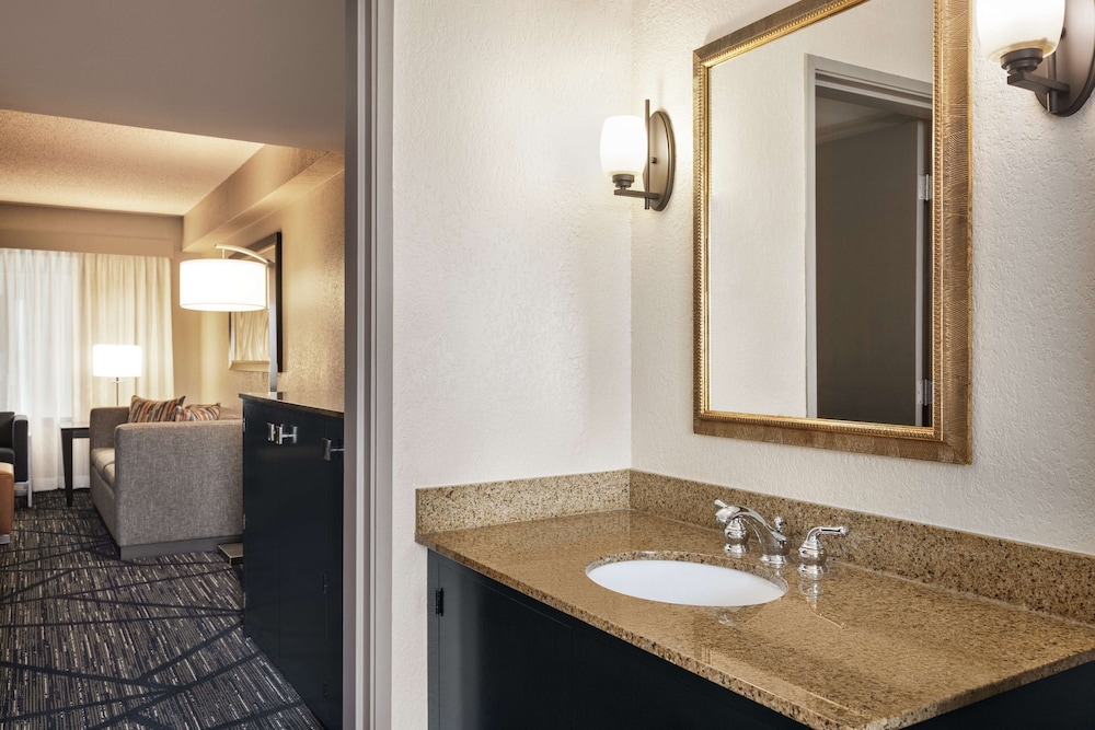 Suite, 1 King Bed, Pure Wellness (Air Purifier) - Photo 9