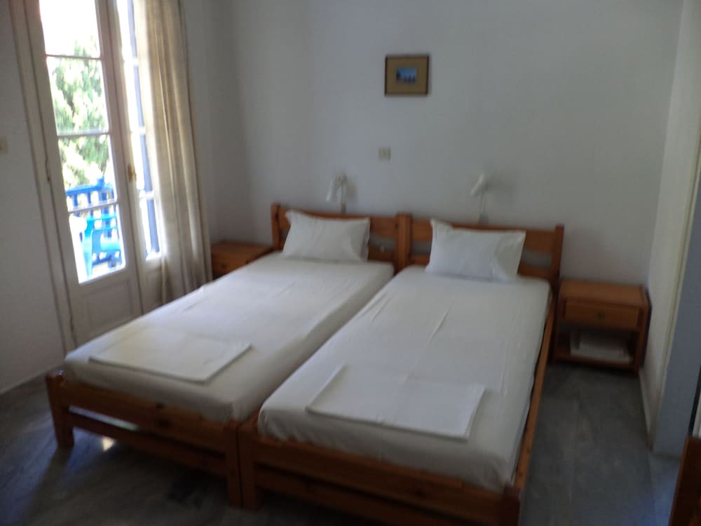 Basic Studio, 2 Twin Beds