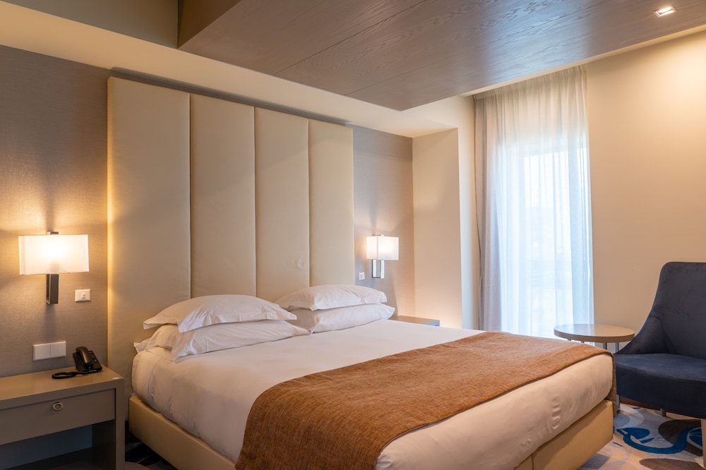 Suite (with 1 extrabed, 2 adults + 1 kid)