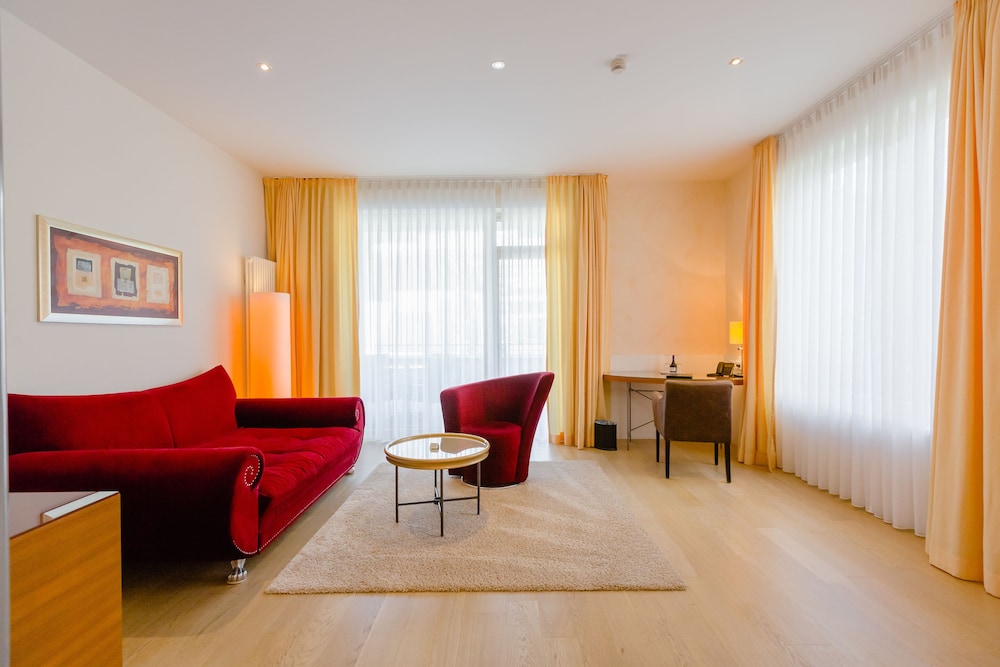Deluxe Suite, Park View - Photo 5