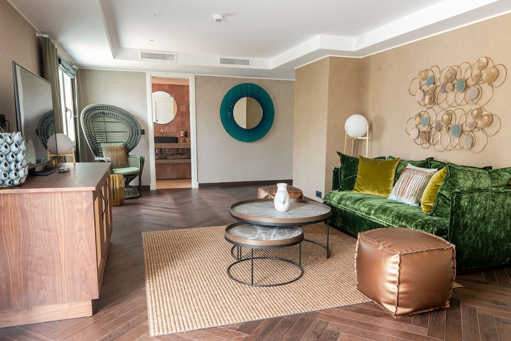 Suite, 1 King Bed, Kitchen