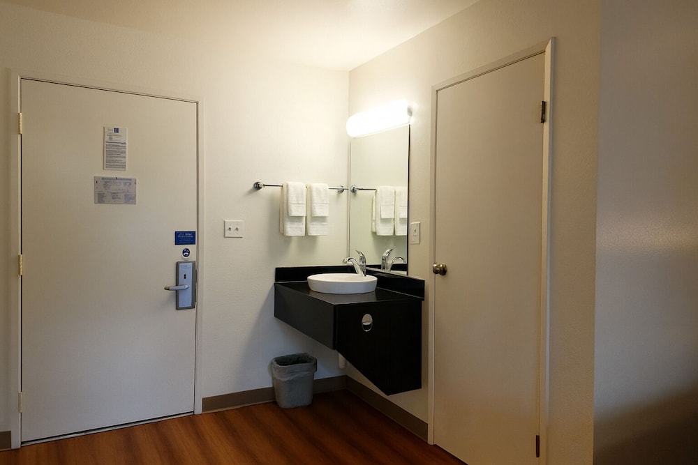 Premium Room, 2 Double Beds, Non Smoking, Refrigerator & Microwave photo 2