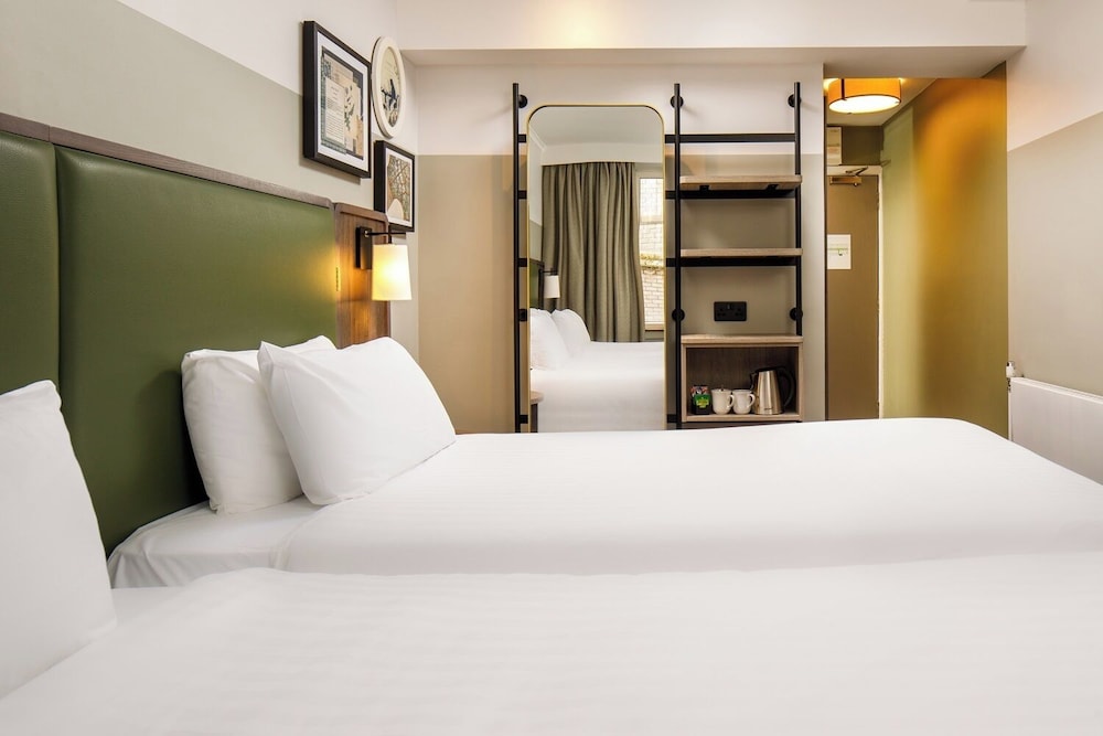 Standard Suite, Multiple Beds (Classic Room, 1 Queen, 1 Single Bed)