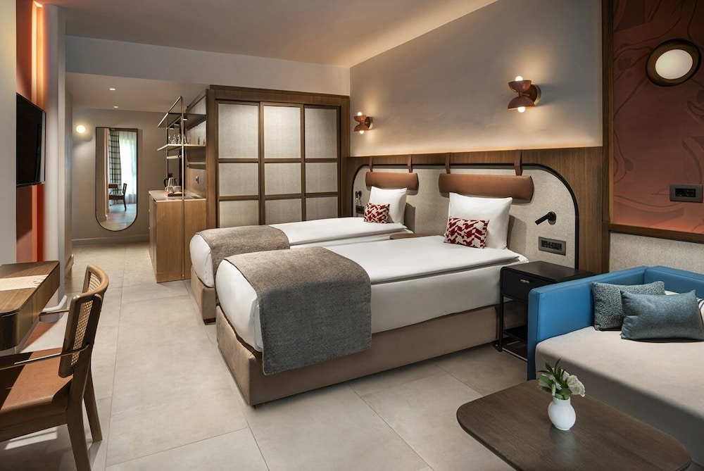 Deluxe Family Room Land Side