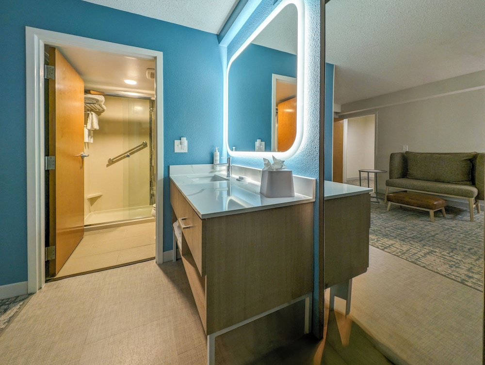Suite, 1 King Bed, Kitchen - Photo 6
