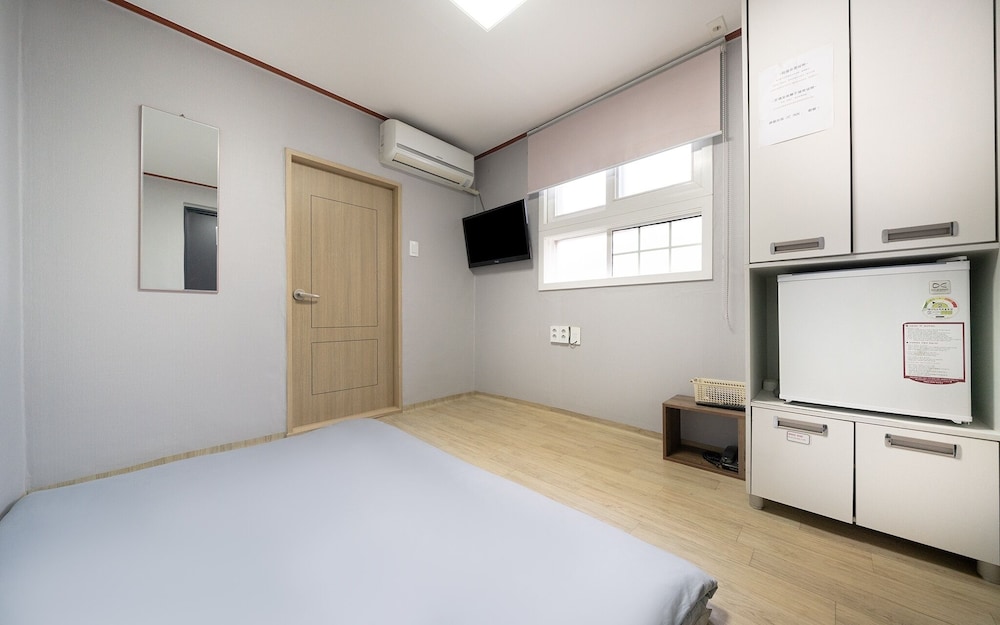 Room (Ondol Room)