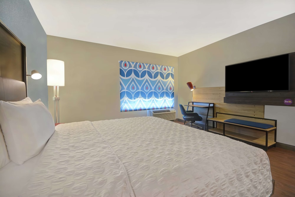 Room, 1 King Bed, Accessible (Roll-In Shower, Mobility & Hearing) - Photo 2