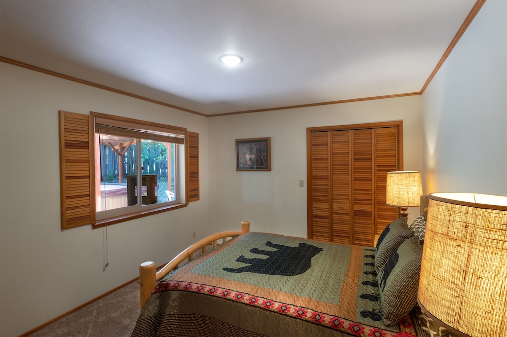 Apple Tree Bear House - 3 Bedrooms, 3 Bathrooms - 8081 Chilnuala Falls Road, Wawona, CA