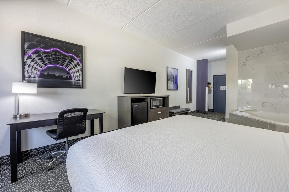Suite, 1 King Bed, Non Smoking, Hot Tub - Photo 3
