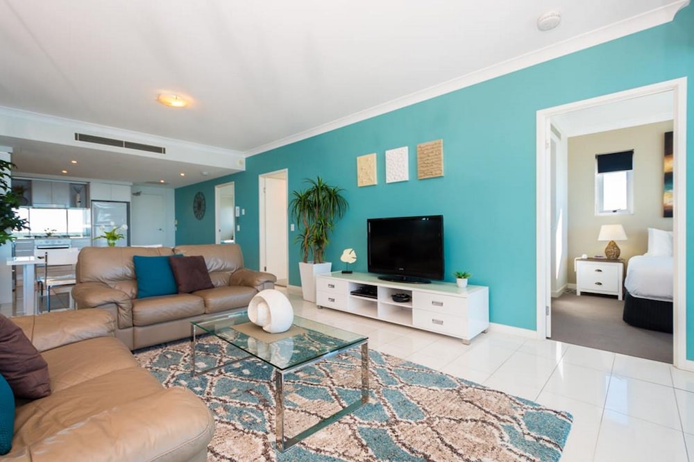 Two Bedroom Apartment with Broadwater View
