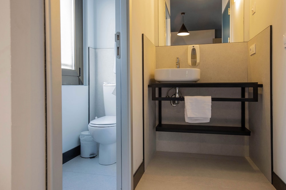 Shared Dormitory, Women only (1 bed in a shared room for 4 persons) photo 2