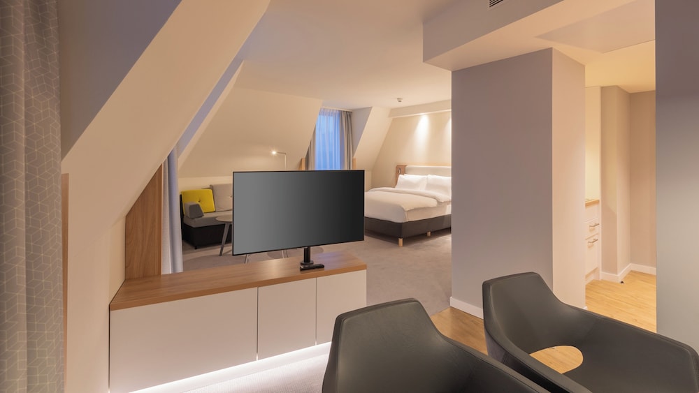Suite, 1 Queen Bed with Sofa bed - Photo 8