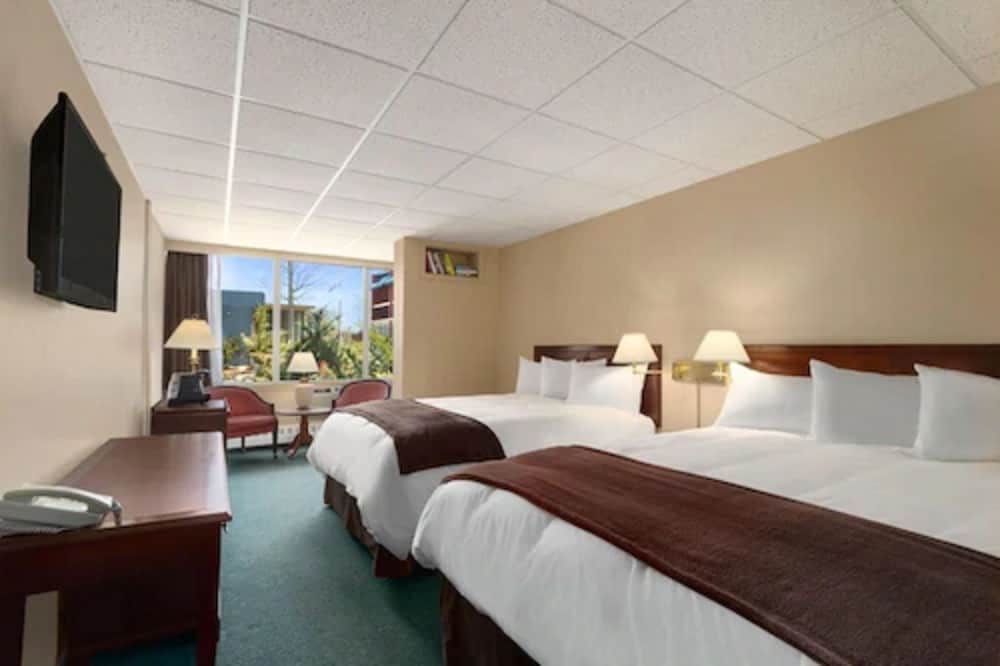 Standard Room, 2 Queen Beds, Club Lounge Access, Lakeside photo 1