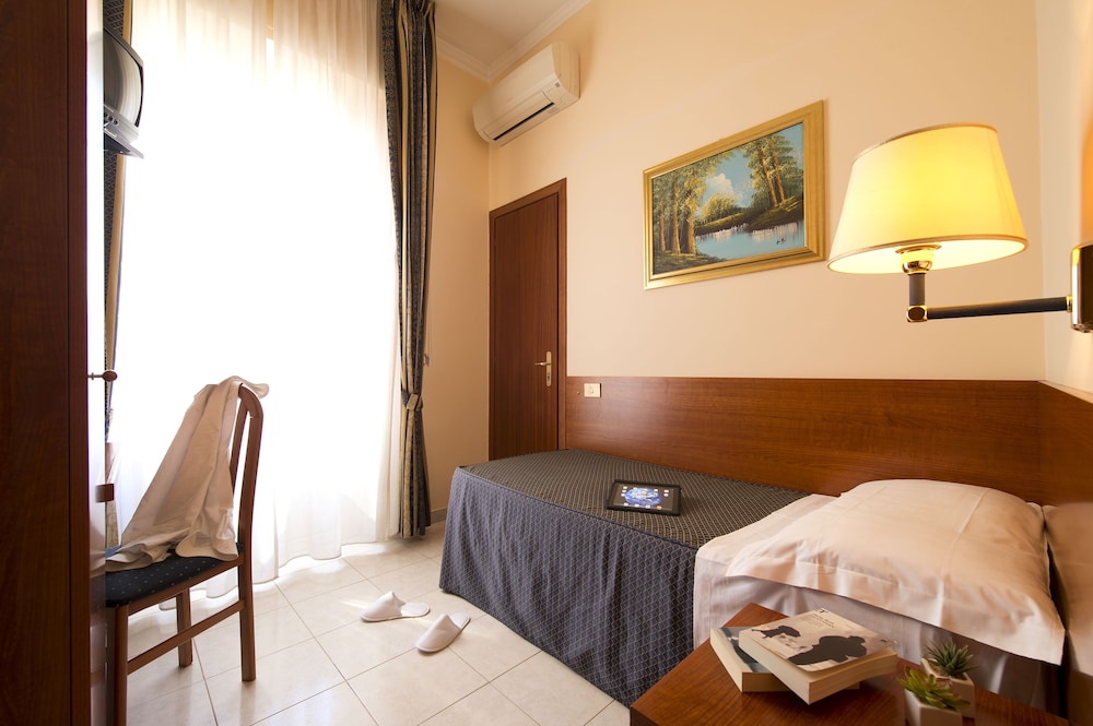 Single Room photo 3