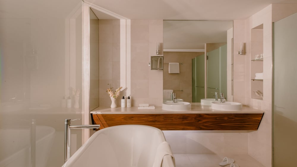 Suite, 1 Bedroom, Club Lounge Access (High Floor) thumbnail 6